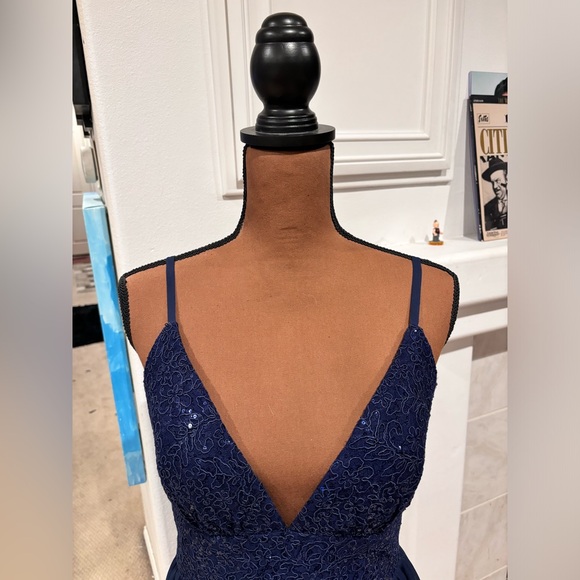 Lovely Windsor formal dress in size 7– worn only once! - Picture 2 of 11